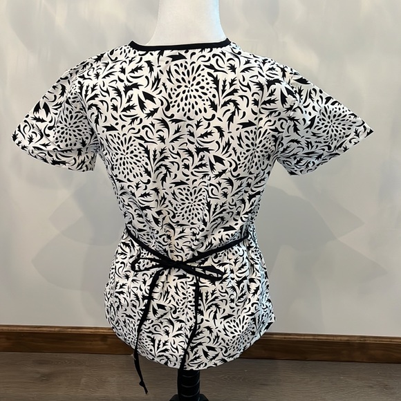 Scrub top bundle. - Picture 2 of 5